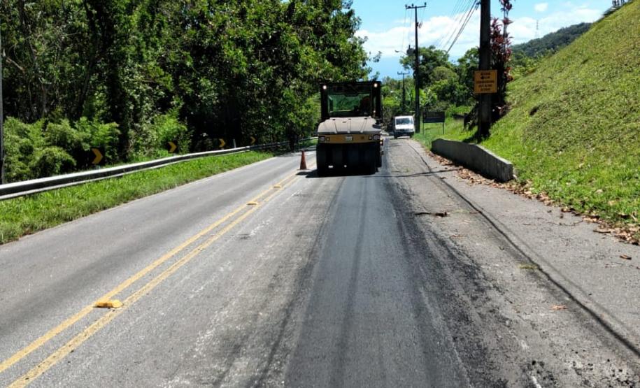 Serviços de manutenção corretiva nos pontos com trincas, buracos e ondulações.