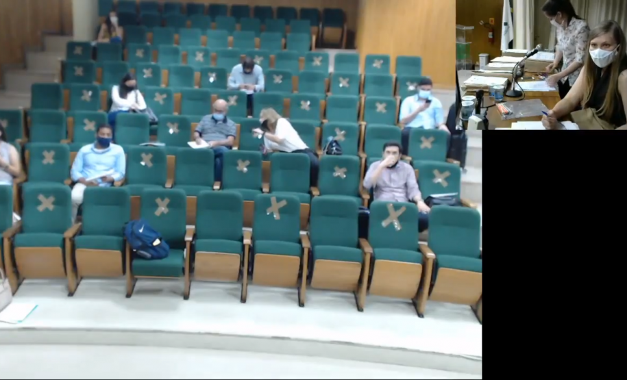 Sessão de abertura de envelopes transmitida pela internet