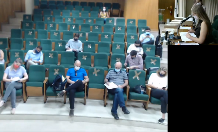 Sessão de abertura de envelopes transmitida pela internet