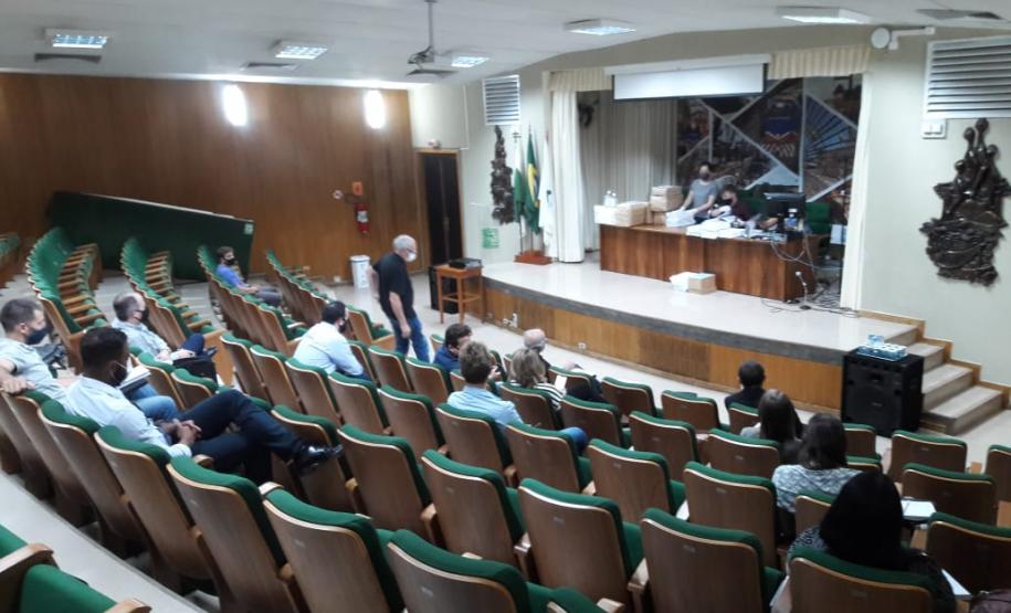 Sessão de abertura dos envelopes no auditório do DER/PR