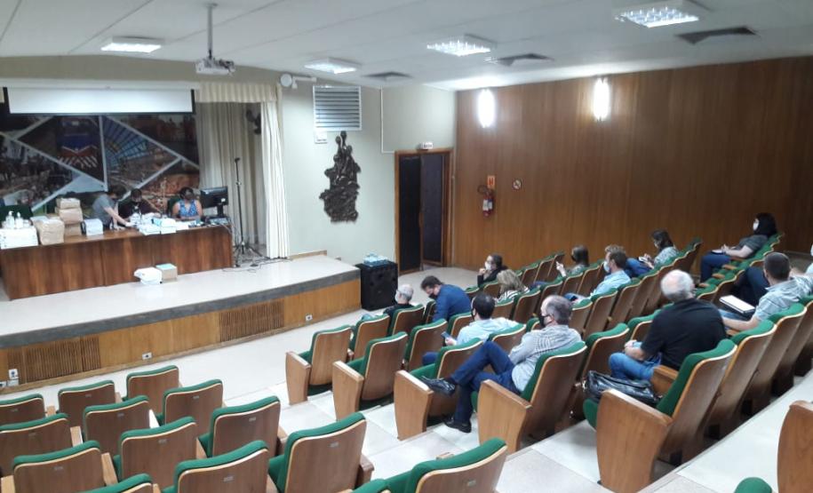 Sessão de abertura dos envelopes no auditório do DER/PR