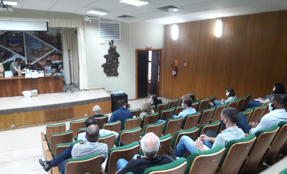 Sessão de abertura dos envelopes no auditório do DER/PR