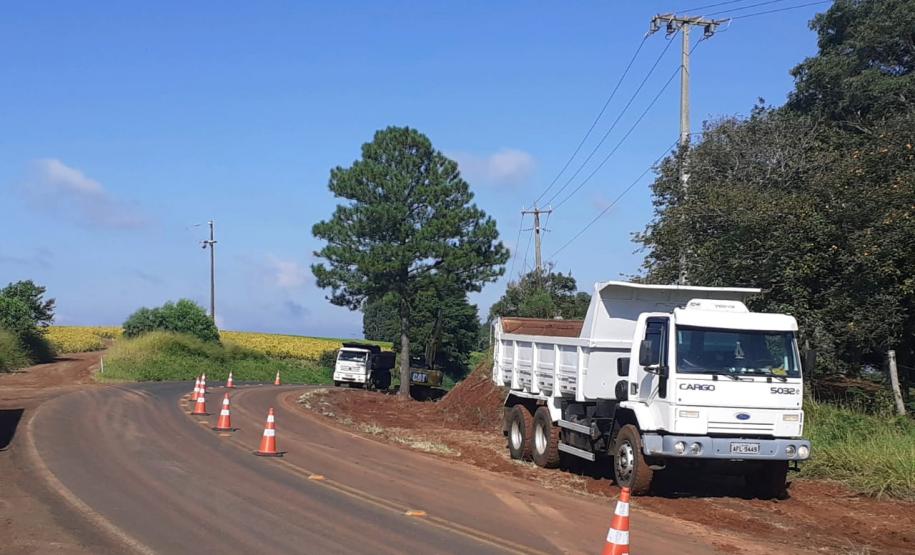 Serviços iniciais na PR-562, para adequação da rodovia e execução de terceiras faixas