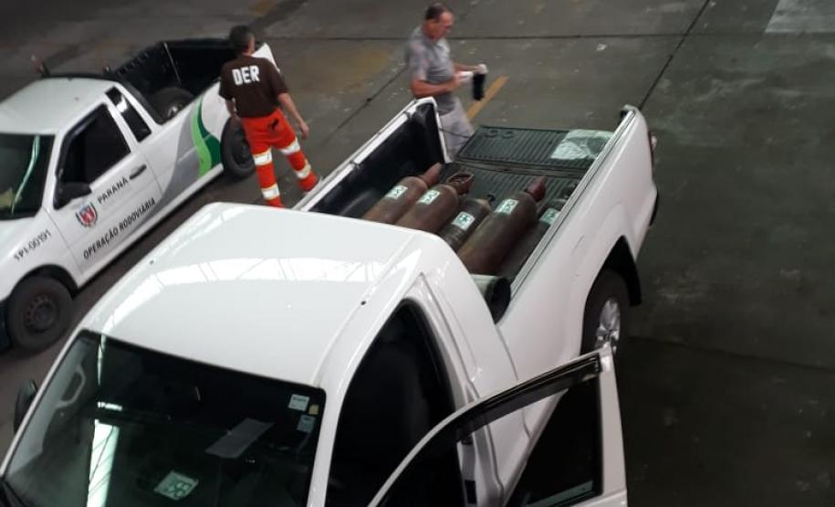 Cilindos de oxigênio sendo entregues