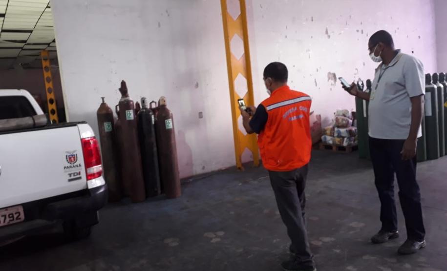 Cilindos de oxigênio sendo entregues