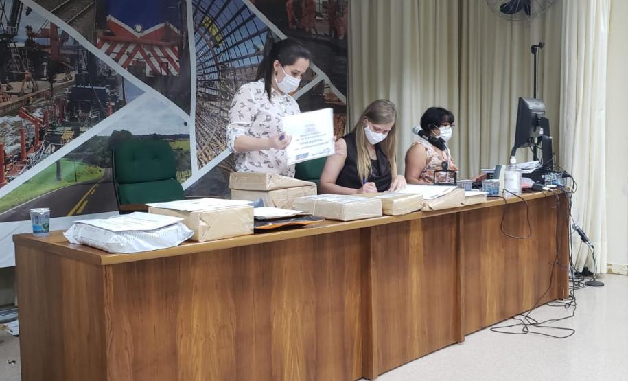 Sessão de abertura de envelopes de propostas no auditório do DER/PR
