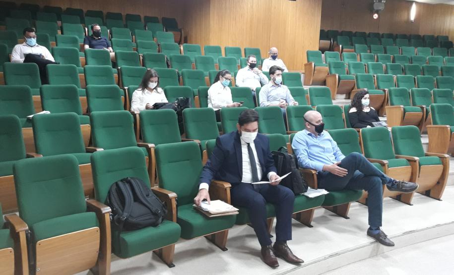 Sessão de abertura de envelopes de propostas no auditório do DER/PR