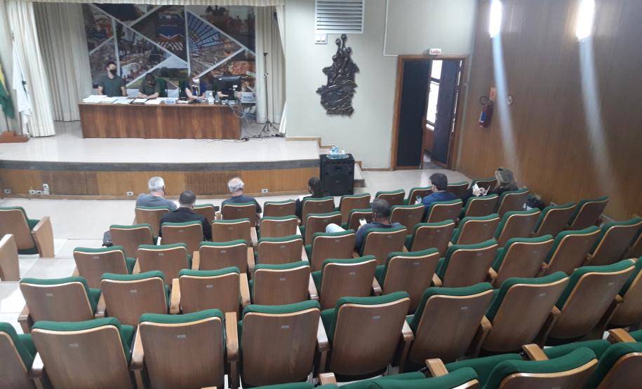 Abertura de envelopes no auditório do DER/PR