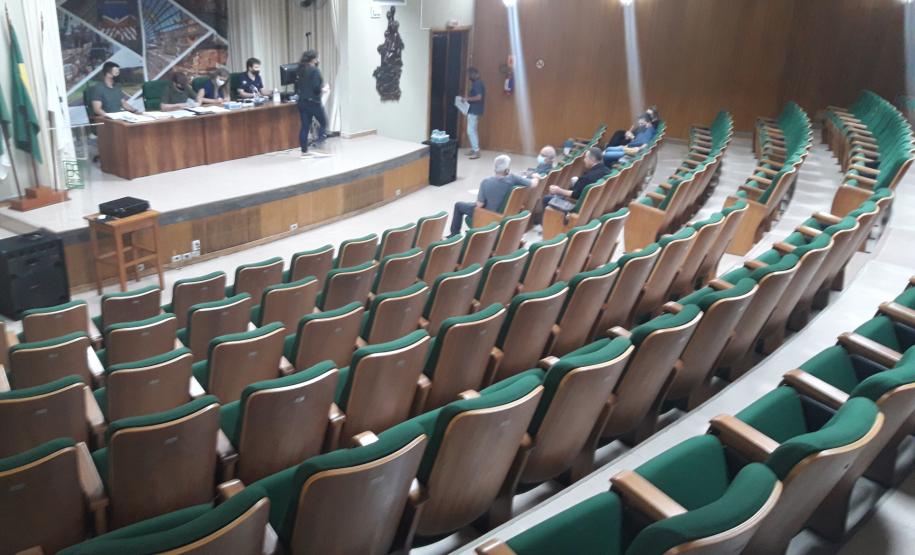 Abertura de envelopes no auditório do DER/PR