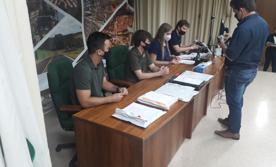 Abertura de envelopes no auditório do DER/PR