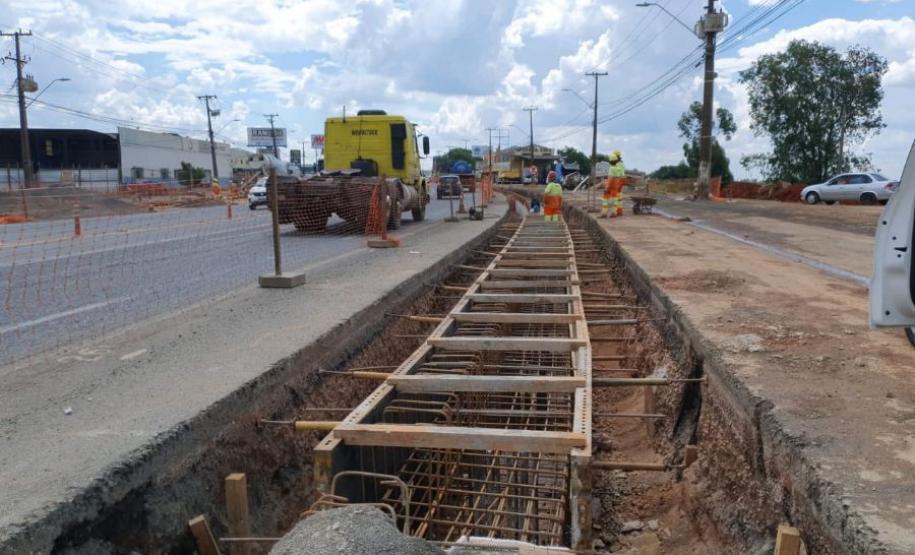 Trincheira no km 173 da Avenida Souza Naves, em Ponta Grossa