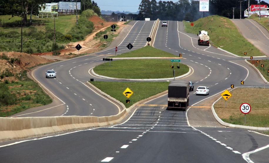 Exemplos de sinalização em rodovias paranaenses