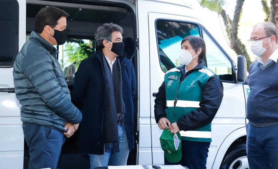 Entrega de carros para fiscalização do transporte de passageiros