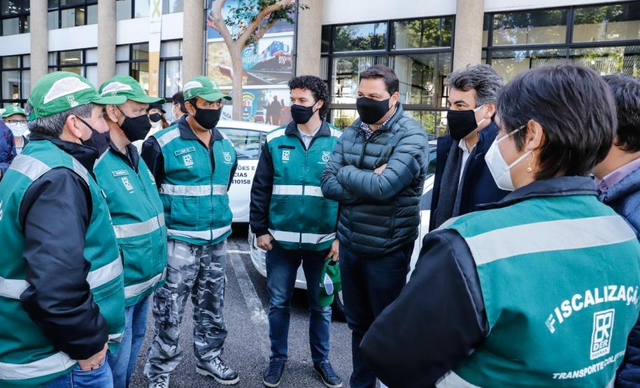 Entrega de carros para fiscalização do transporte de passageiros