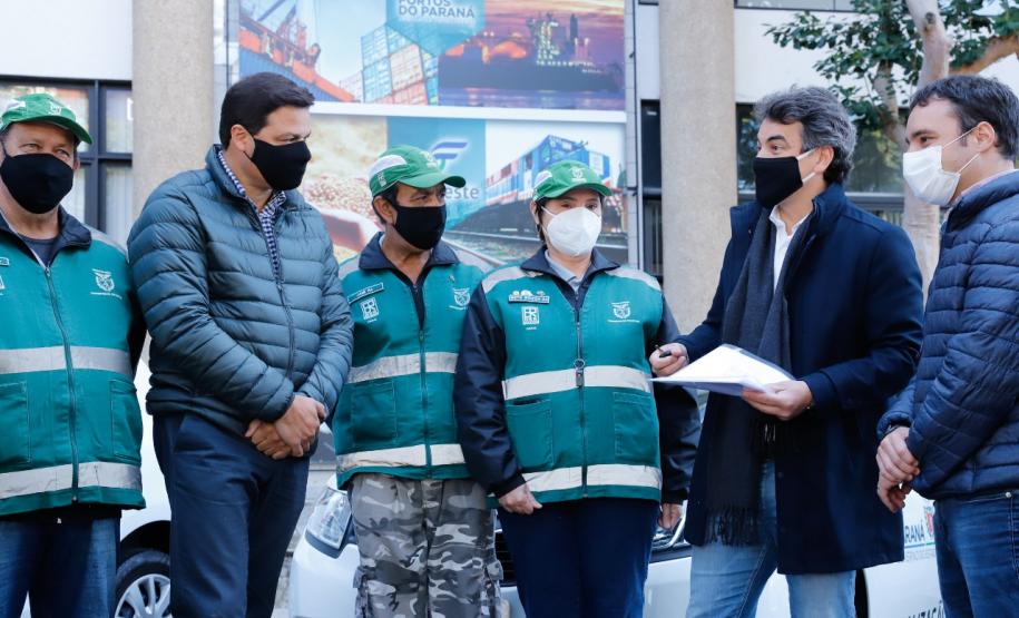 Entrega de carros para fiscalização do transporte de passageiros