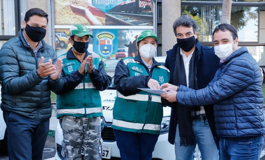 Entrega de carros para fiscalização do transporte de passageiros