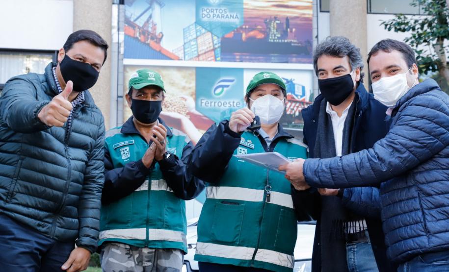 Entrega de carros para fiscalização do transporte de passageiros