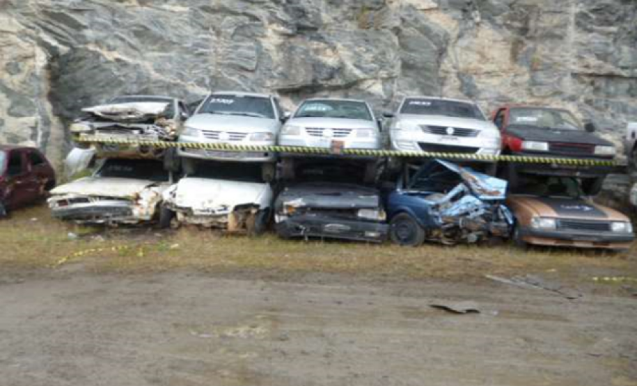 Sucatas depositadas na Pedreira do Atuba
