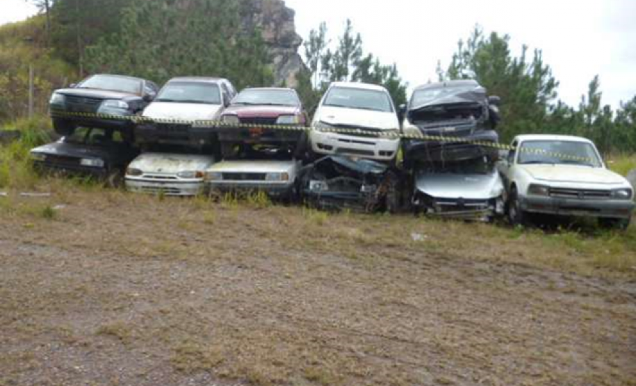 Sucatas depositadas na Pedreira do Atuba