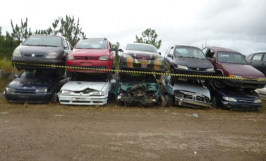 Sucatas depositadas na Pedreira do Atuba