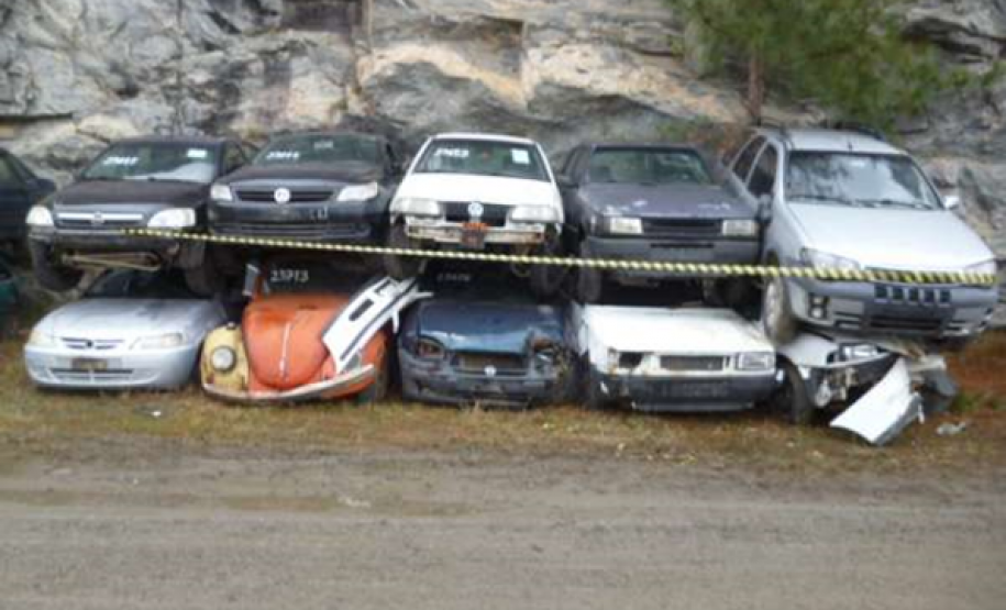 Sucatas depositadas na Pedreira do Atuba