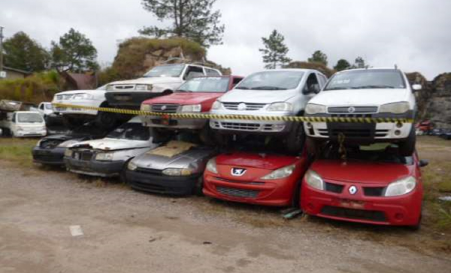 Sucatas depositadas na Pedreira do Atuba