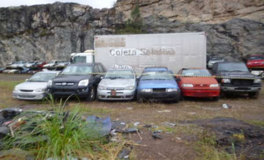 Sucatas depositadas na Pedreira do Atuba