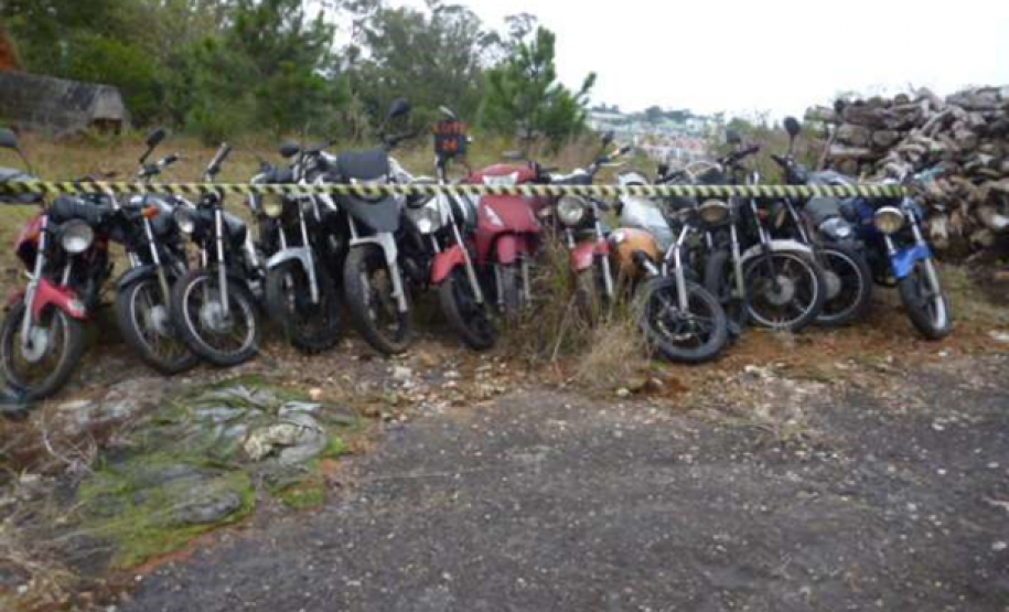 Sucatas depositadas na Pedreira do Atuba