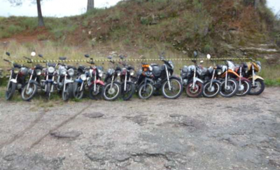 Sucatas depositadas na Pedreira do Atuba