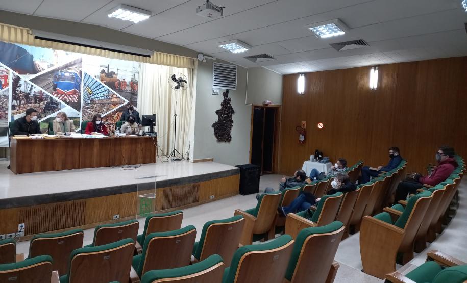 Sessão de abertura de envelopes no auditório do DER