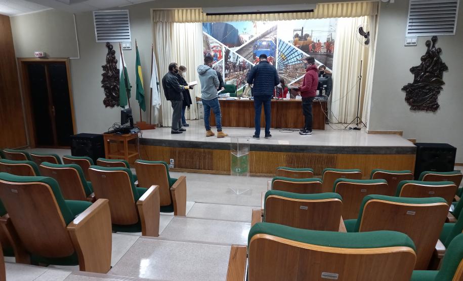 Sessão de abertura de envelopes no auditório do DER