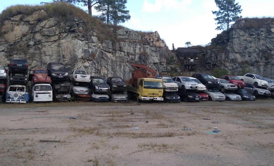 Sucatas de veículos na Pedreira do Atuba