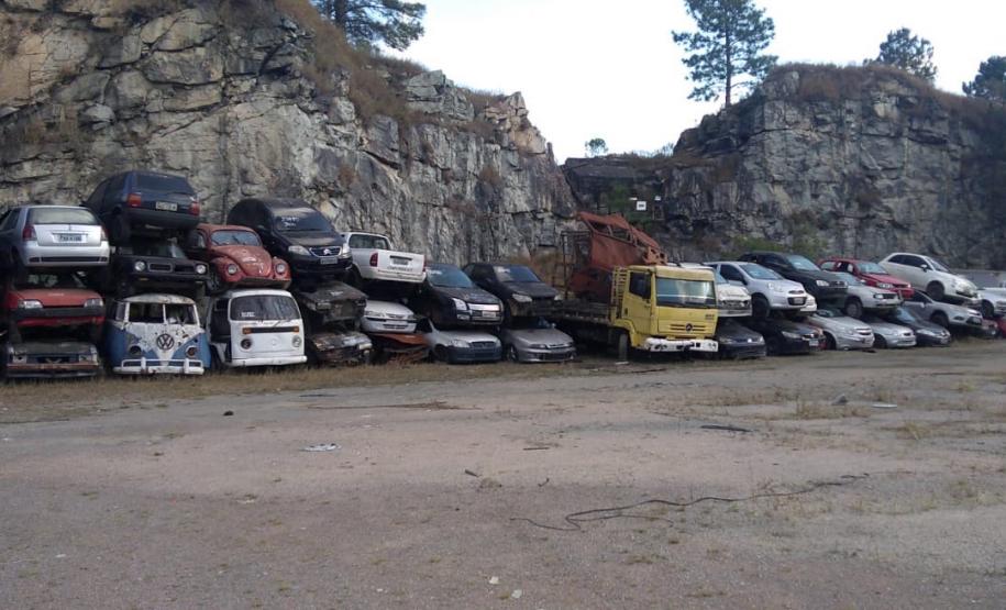 Sucatas de veículos na Pedreira do Atuba