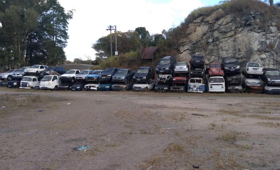 Sucatas de veículos na Pedreira do Atuba