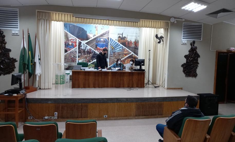 Sessão de abertura de envelopes com propostas técnicas