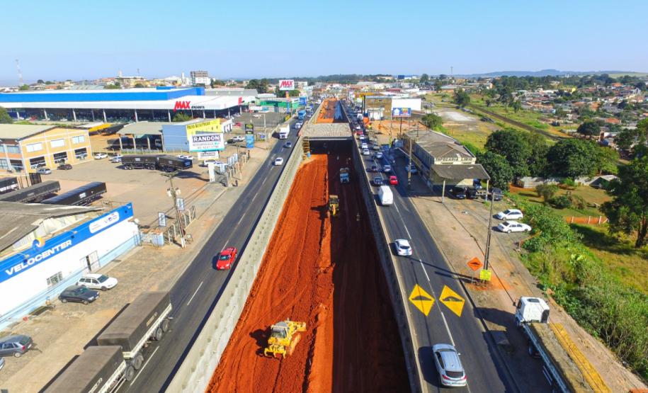 Trincheira na Avenida Souza Naves em Ponta Grossa