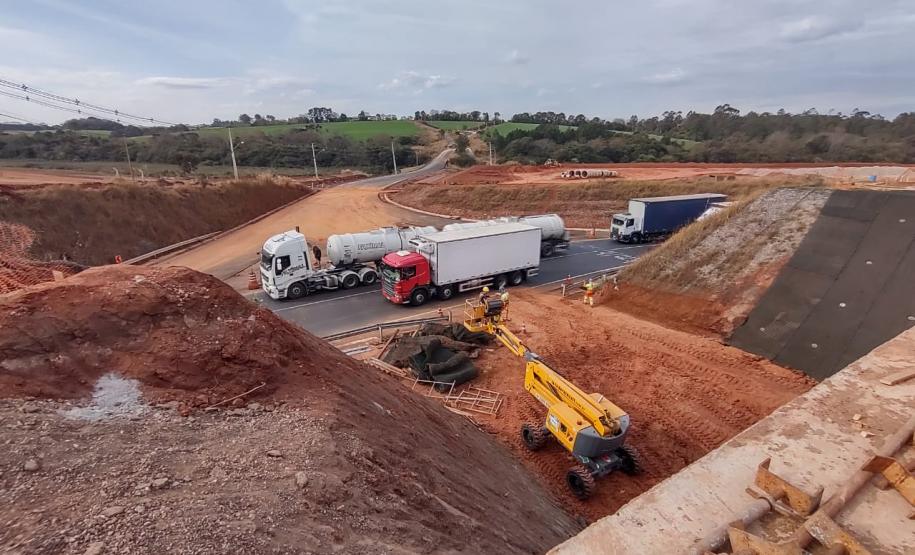 Trincheira no acesso ao Contorno Leste em Ponta Grossa