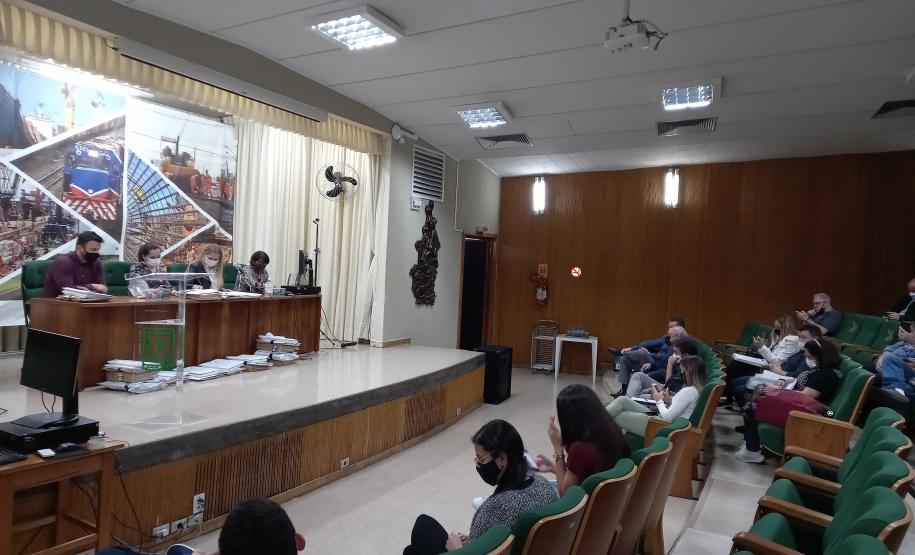 Sessão de abertura de envelopes