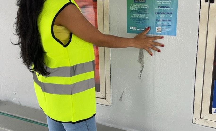 Equipe do DER afixa cartazes da Ouvidoria no ferry boat