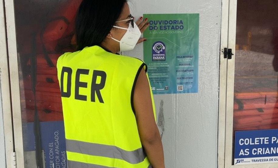 Equipe do DER afixa cartazes da Ouvidoria no ferry boat