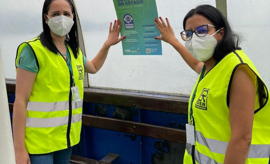Equipe do DER afixa cartazes da Ouvidoria no ferry boat