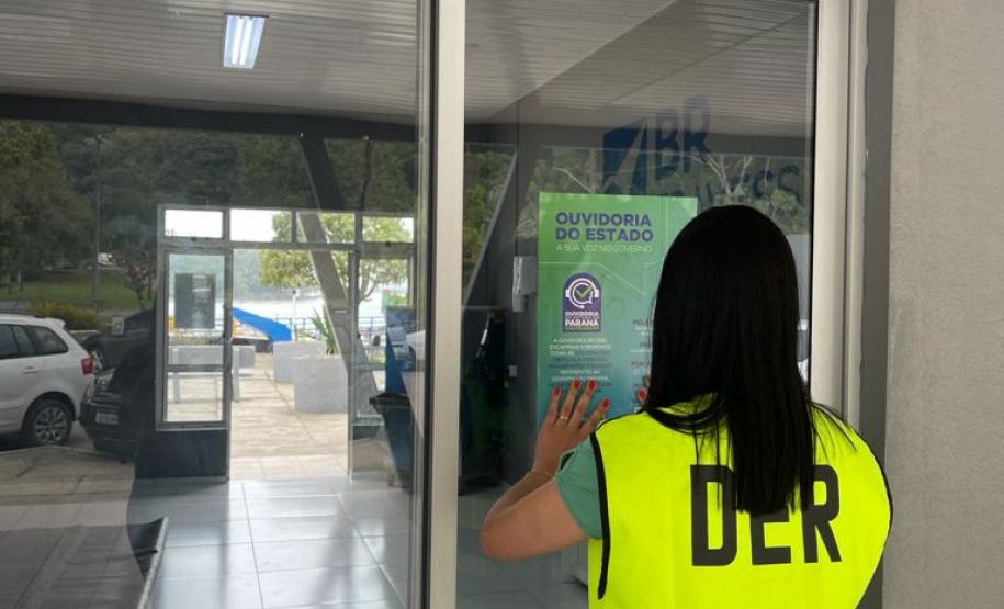 Equipe do DER afixa cartazes da Ouvidoria no ferry boat