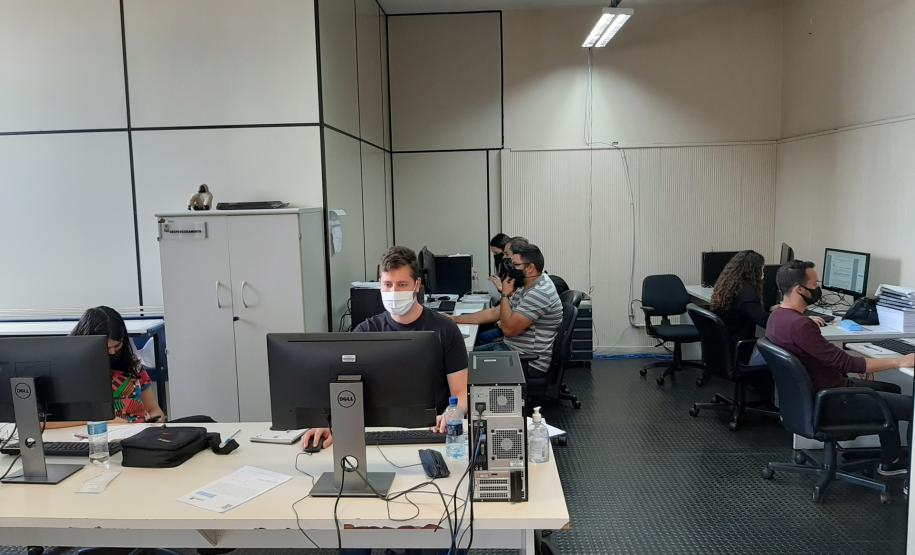 Técnicos do DER utilizando computadores