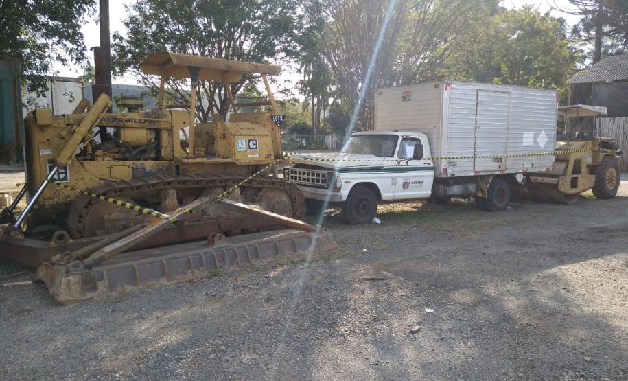 Veículos e equipamentos para doação em pátio de regional do DER