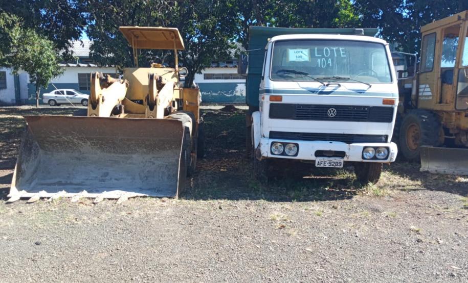 Veículos e equipamentos para doação em pátio de regional do DER