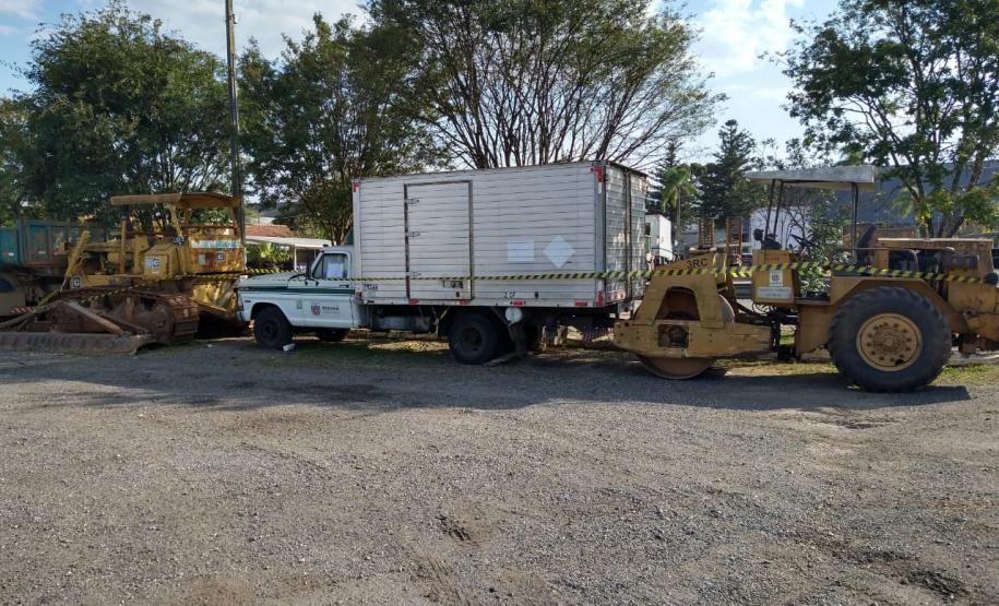 Veículos e equipamentos para doação em pátio de regional do DER