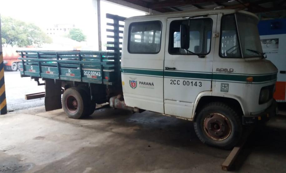 Veículos e equipamentos para doação em pátio de regional do DER