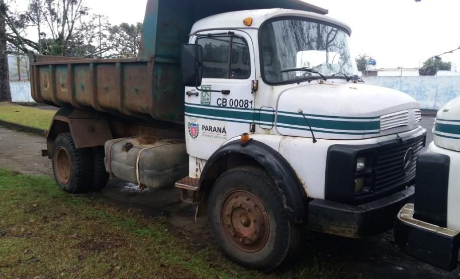 Veículos e equipamentos para doação em pátio de regional do DER