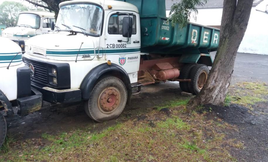 Veículos e equipamentos para doação em pátio de regional do DER