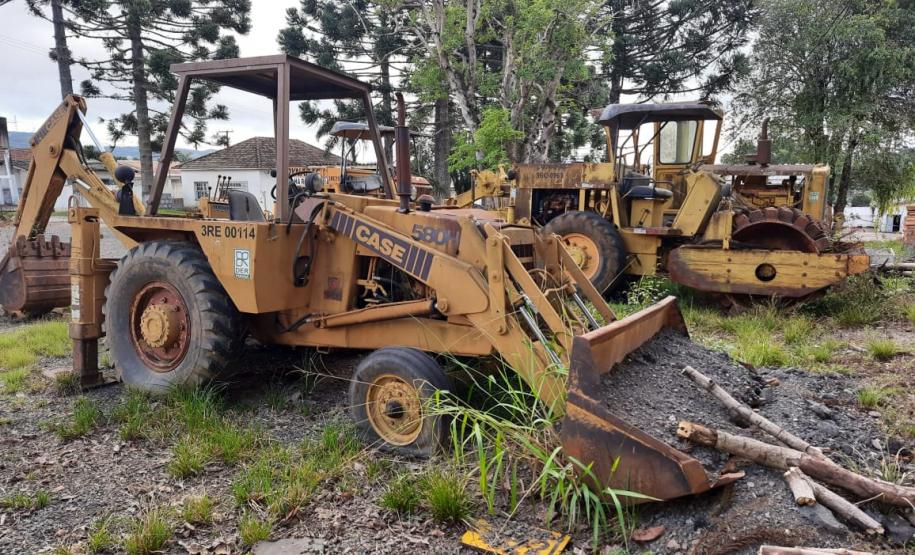 Veículos e equipamentos para doação em pátio de regional do DER